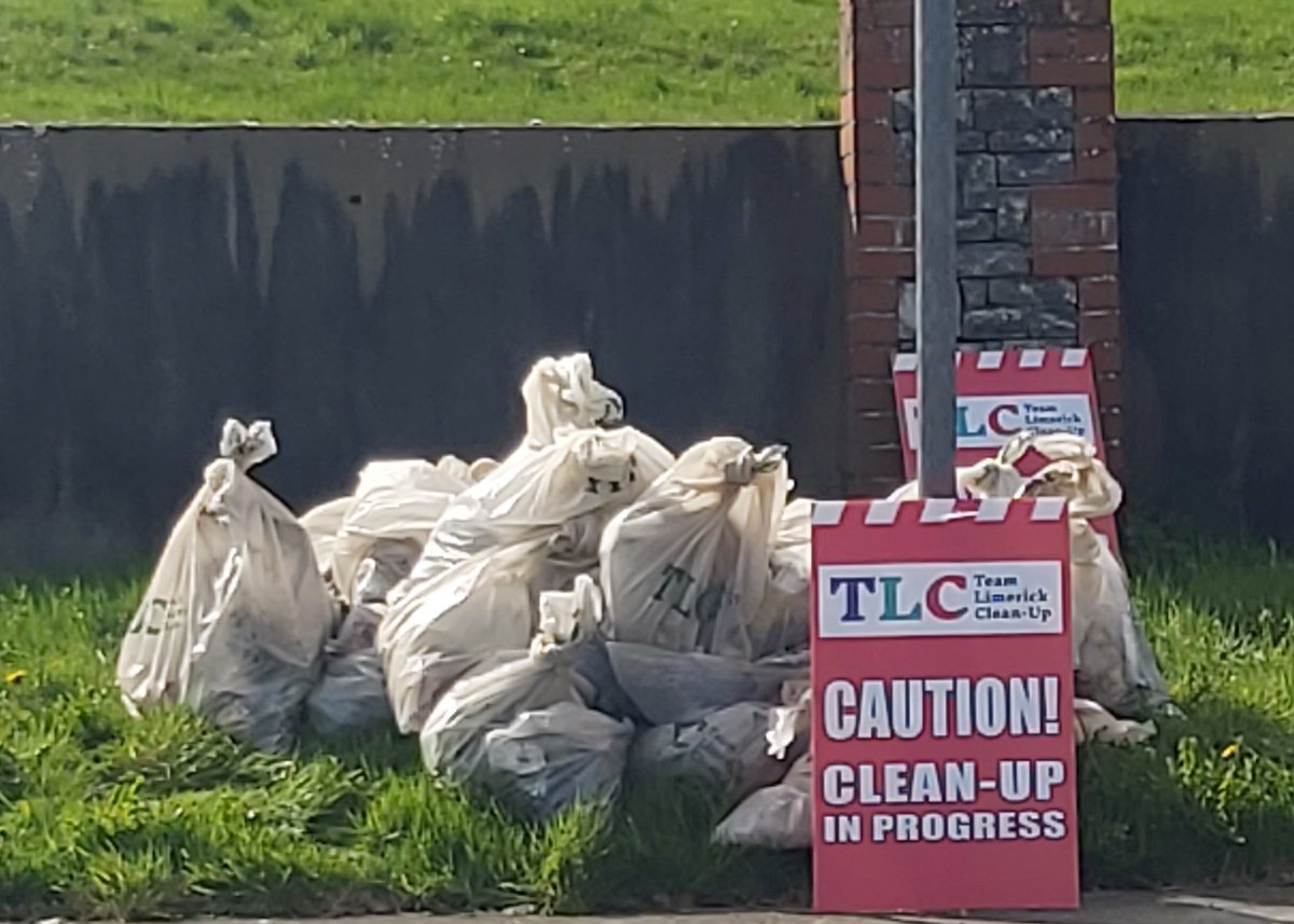 Amazing #communityspirit out in #Rhebogue by @StPatsGAALimk members in @TLC_Limerick  #community #limerick #teamwork #reusereducerecycle #rubbish #recycle #sustainability #TLC9
📍#ourcommunity
🖐 #helpingout
🌿 #outdoors 
😊 #thankyou