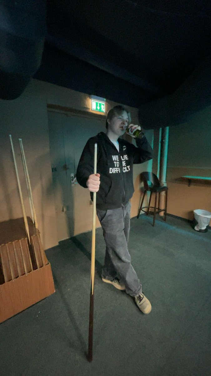 SchnitzelLads's tweet photo. Fredags-känslan och biljard på träningslägret 🍻🎱 https://t.co/jzUjsb95lO