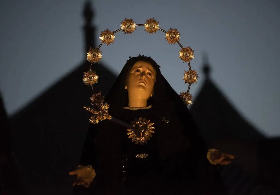 Dios mediante y si la lluvia lo permite, lo mejor de hoy en las #cofradíasMLG no será el <a href="/AmoryCaridad/">Cofradía del Amor</a> con <a href="/bctpasoespe/">La Esperanza</a>, ni el <a href="/Sepulcromalaga/">Hermandad Sepulcro</a> con Chopin, ni siquiera <a href="/DoloresSanJuan/">Dolores de San Juan</a> con sus 2 nuevas piezas de capilla.
Lo será <a href="/servitasmalaga/">Servitas Málaga</a> a partir de c/ Nueva con <a href="/LumenLaudis/">Lumen Laudis</a>