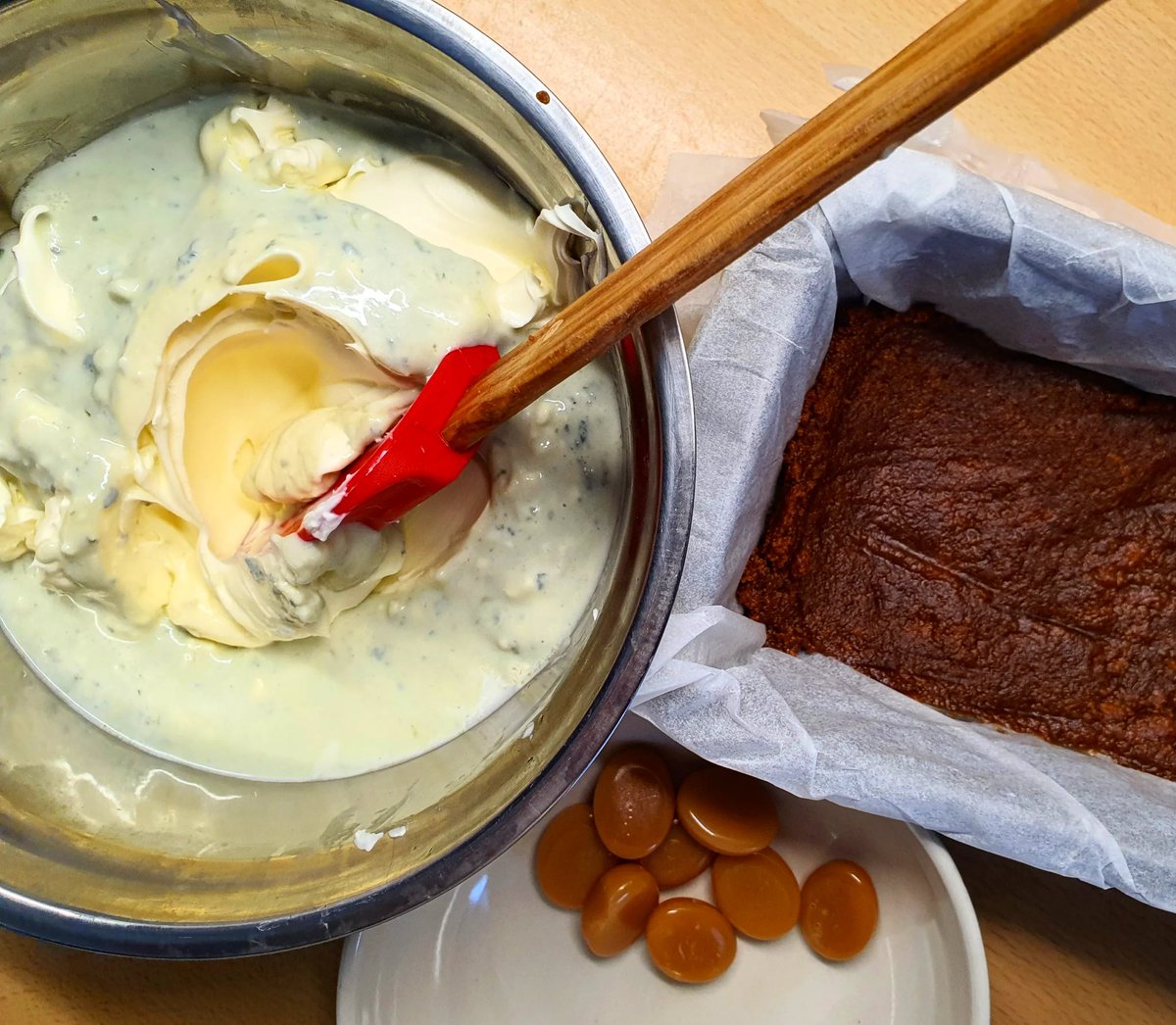 monteromonti's tweet image. Hablamos de una #tarta de #queso azul y #mascarpone, con base de galletas Lotus y cobertura de caramelos toffee derretidos en nata 😋
#Handmade, of course (versionando receta d LaViña, #Donosti)
#Kitchen BSO 🎶👉 Elis Regina + #lluvia #enmicocina
#efectogaditano
#comidaconamigos