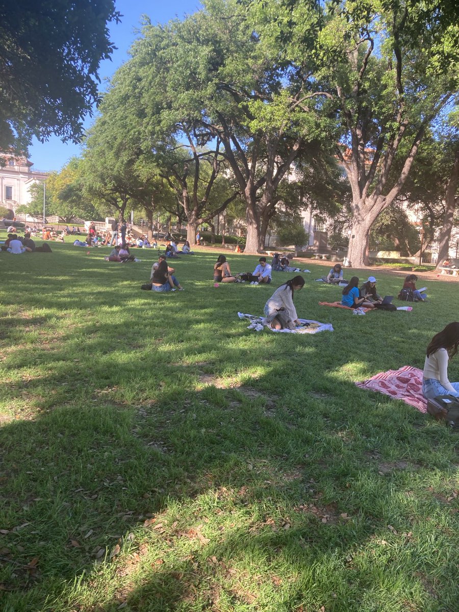 Wonderful to be on ⁦@UTAustin⁩ campus for ⁦@KBHEnergyCenter⁩ meeting! A UT Austin Energy t shirt marked another Energy Week event at our Center!