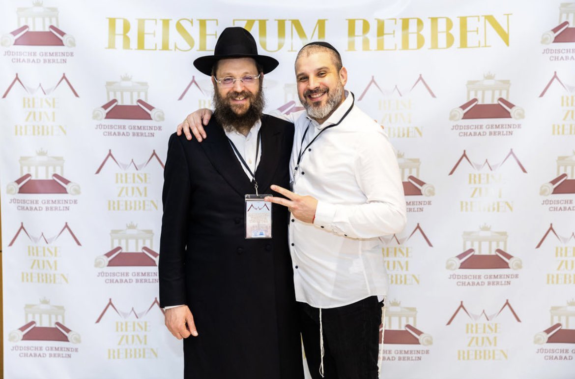 Was für ein inspirierender Beginn der Reise zum Rebbe. 80 Menschen aus Berlin, Hannover und Düsseldorf nehmen an unserer spirituellen Reise zum Rebbe in NY teil, ein wirklich unvergessliches Erlebnis!