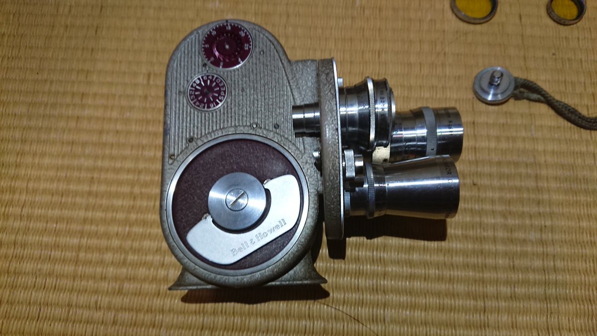 AirpocketRobot's tweet image. #double8 #cinecamera は魅力的な機種が多いのですがどれが好きかと聞かれたら即答できるのが3連ターレットが魅力の Bell&amp;amp;Howell #filmo #134T です。
今回のボディには3rdのnikkorが2本入っていました。
filmoのメカはハズレが少なくこのボディも好調。
ケンコーのマニュアルが良きです。