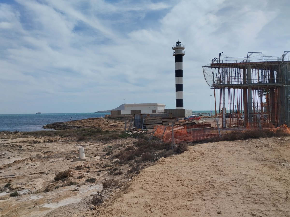 salva_psoemanga's tweet photo. 📢📢Seguimos perdiendo zonas medioambientalmente únicas en #LaManga . Junto al faro del Estacio  el @Ayto_SanJavier permite que se destroce una zona costera preciosa donde rompe el Mar Mediterráneo y desaparezca un espacio único e irrepetible. ¡No aprendemos!🌅 https://t.co/xcZkgoYT1L