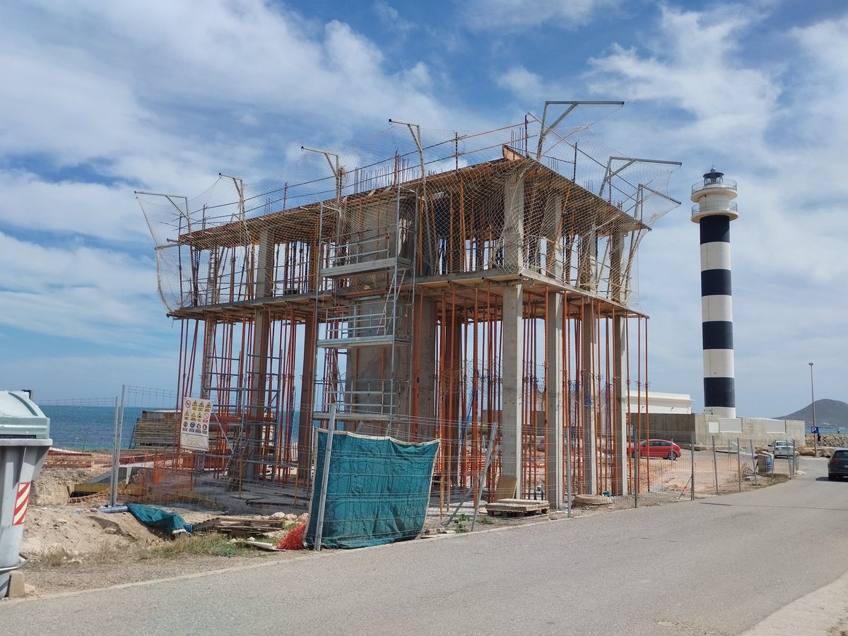 salva_psoemanga's tweet photo. 📢📢Seguimos perdiendo zonas medioambientalmente únicas en #LaManga . Junto al faro del Estacio  el @Ayto_SanJavier permite que se destroce una zona costera preciosa donde rompe el Mar Mediterráneo y desaparezca un espacio único e irrepetible. ¡No aprendemos!🌅 https://t.co/xcZkgoYT1L