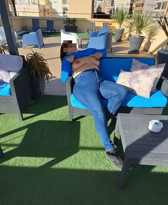ydros2000's tweet photo. @_Ninfaluna sigue gamberreando en la terraza del hotel. 😈 https://t.co/hfSPOVZKNE
