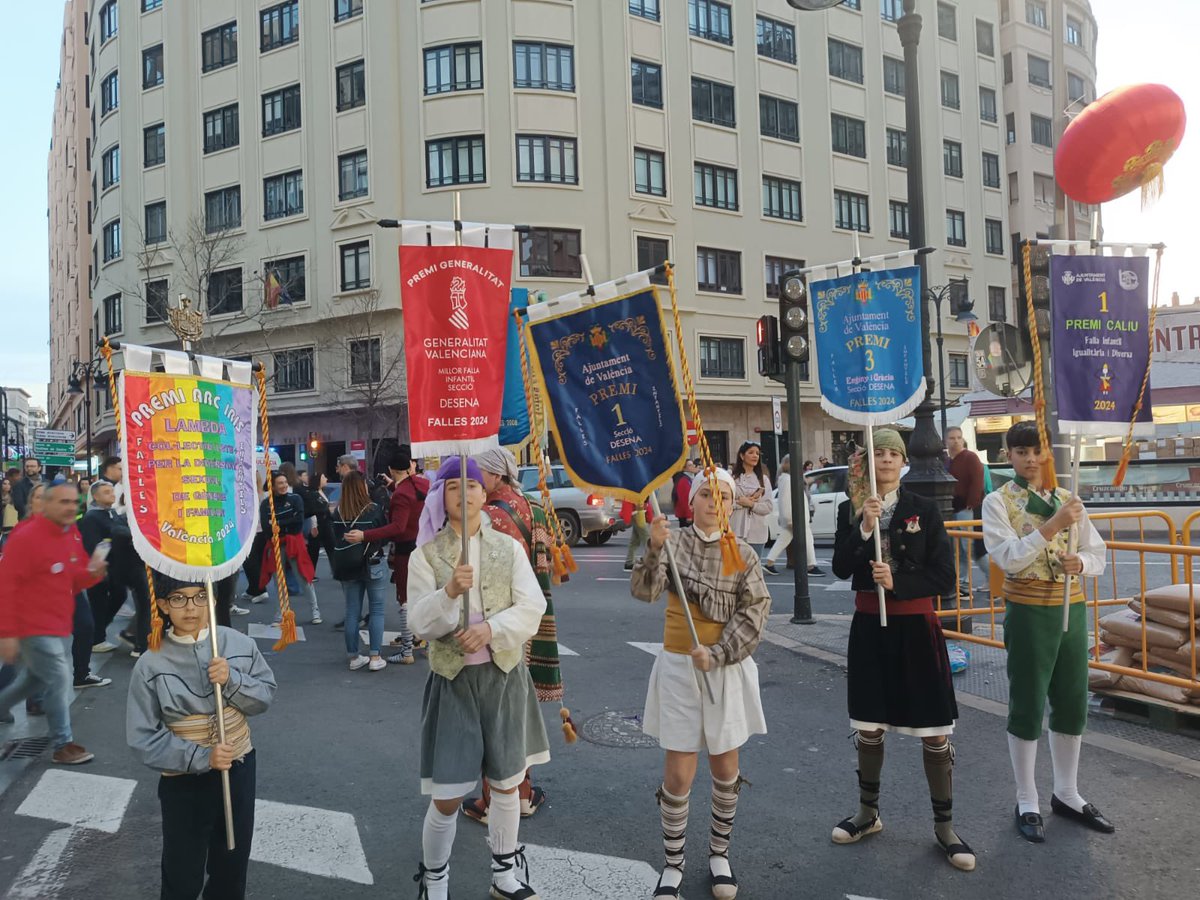 Falla374's tweet image. 🏆 RECOGIDA DE PREMIOS

La tarde del 16 de marzo de 2024 siempre será ÉPICA 🥹 Nuestra comisión infantil acudió a la Plaza del Ayuntamiento de Valencia a por 5️⃣ premios… ¡Y todavía teníamos dos más esperándonos!