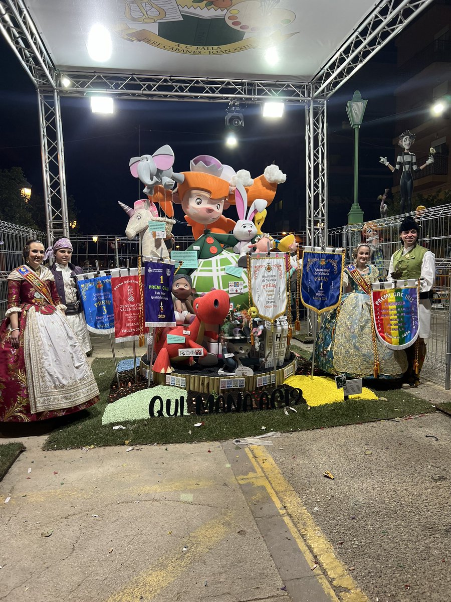 Falla374's tweet image. 🏆 RECOGIDA DE PREMIOS

La tarde del 16 de marzo de 2024 siempre será ÉPICA 🥹 Nuestra comisión infantil acudió a la Plaza del Ayuntamiento de Valencia a por 5️⃣ premios… ¡Y todavía teníamos dos más esperándonos!