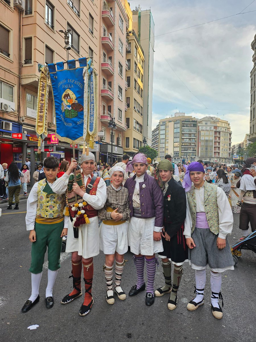 Falla374's tweet image. 🏆 RECOGIDA DE PREMIOS

La tarde del 16 de marzo de 2024 siempre será ÉPICA 🥹 Nuestra comisión infantil acudió a la Plaza del Ayuntamiento de Valencia a por 5️⃣ premios… ¡Y todavía teníamos dos más esperándonos!