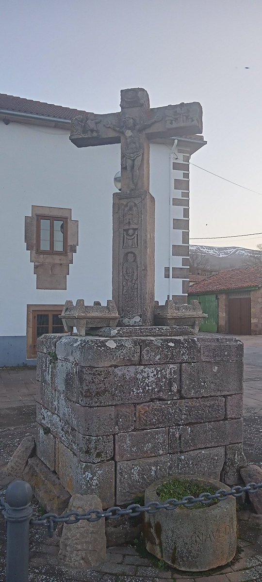 Plaza de Naveda 
Cruz de Ánimas 
#Naveda #campoodesuso #turismo #turismocantabria