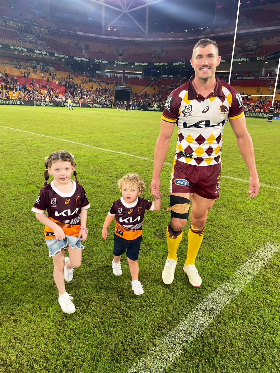 I admit I got a little excited when this guy came on the field tonight! 

Even more pumped when Corey Oates scored off a Reynolds kick.. 

Well done @brisbanebroncos on the 38-12 win over @nthqldcowboys in the #QldDerby 

Congrats Oatesy on getting back into the NRL! 🏉