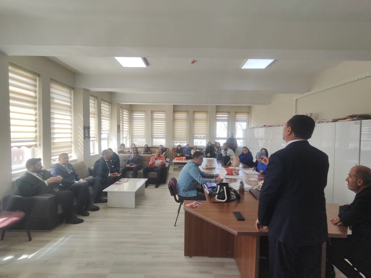 Borsa Ortaokulunda bizleri ağırlayan Ali Gülal müdürümüze ve tüm öğretmenlerimize teşekkür ediyoruz. Polatlı'da gençlerimizin ve çocuklarımızın eğitimi için öğretmenlerimizle sürekli istişare içerisinde olacağız.