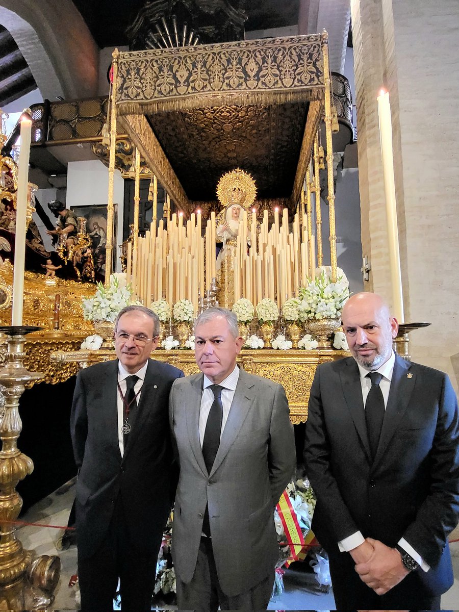 Esta mañana hemos tenido la visita de nuestro hermano y alcalde de Sevilla @jlsanzalcalde y del delegado de fiestas mayores @Man_ales, con el deseo de una buena estación de penitencia.

#trescaidassanisidoro