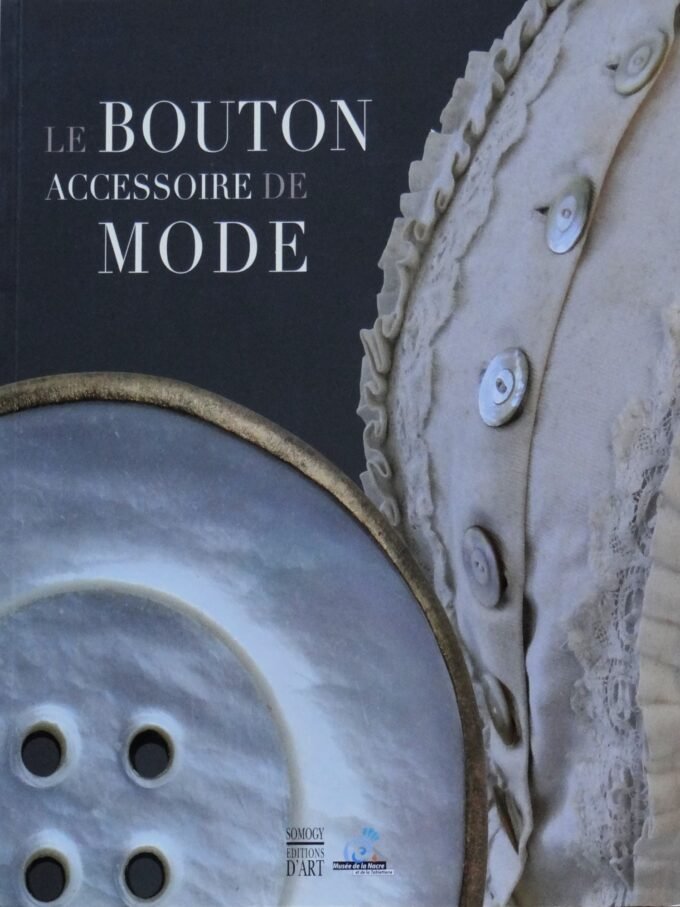 Le bouton, accessoire de mode (livre) #boutons #mode #nacre #art #booksartpassio #lecteurs #lecture #ideecadeau #Books #book #livre #livres #bookTwitter #culture #rencontres #rareBooks #vendrediLecture En vente ici booksartpassio.com/article/le-bou…