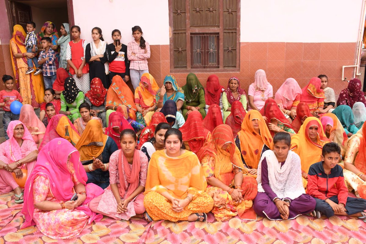 मिल रहा जनसमर्थन अपार, अबकी बार 400 पार... आज भादरा विधानसभा क्षेत्र के गांव अजीतपुरा में जनसम्पर्क कार्यक्रम में देवतुल्य जनसमुदाय से आत्मीय मुलाक़ात करने का सौभाग्य प्राप्त हुआ। जनता-जनार्दन से भाजपा सरकार की जनकल्याणकारी योजनाओं पर विस्तृत चर्चा की। उक्त कार्यक्रम में समस्त