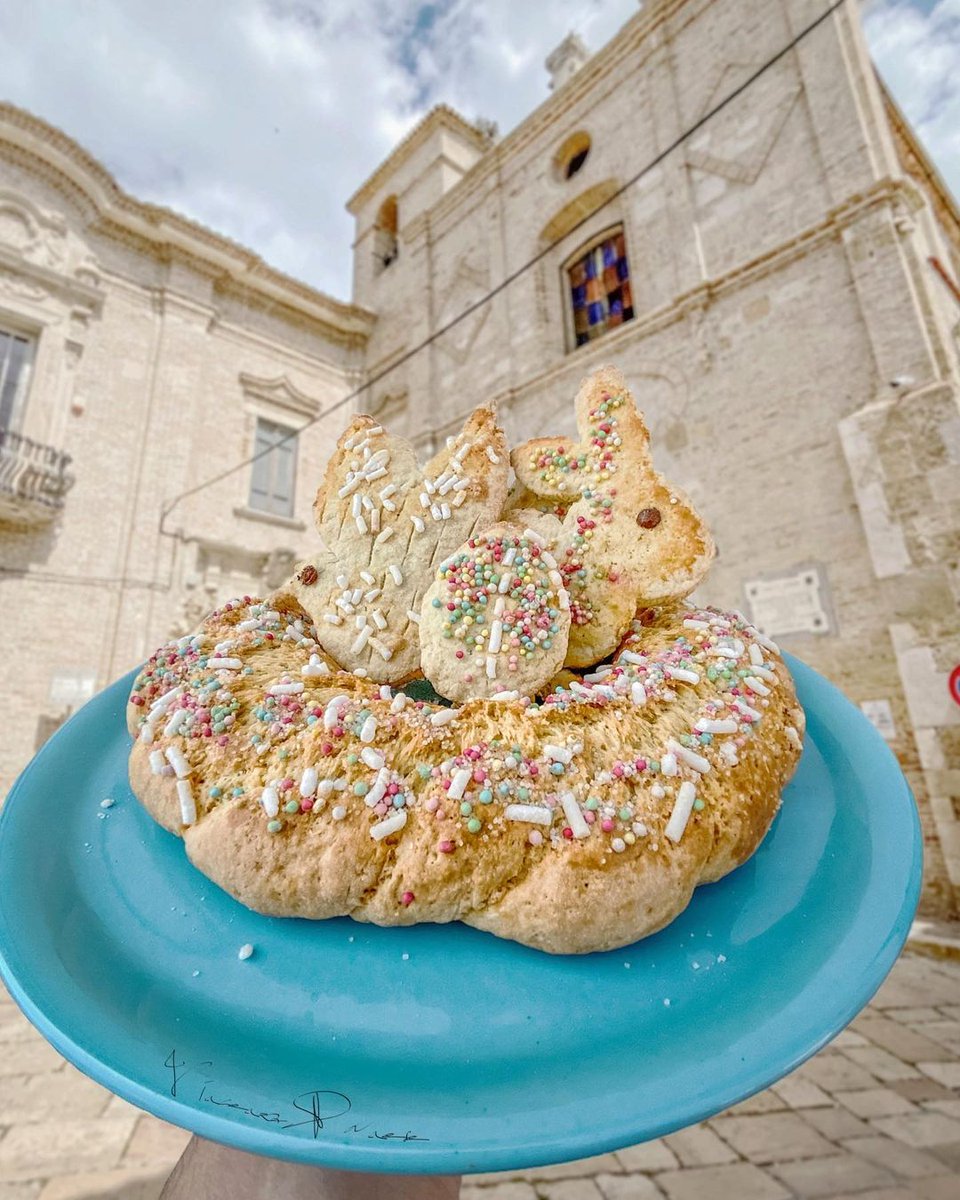 Una dolce Pasqua a tutti voi dalla Puglia 😊🕊 #WeAreinPuglia #VieniamangiareinPuglia 📸 @iamkostia