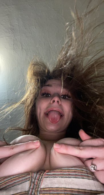 Da_carmen1's tweet photo. Tu serais prêt à lâcher des RT&amp;Like pour avoir des nudes sans censures?🙈

Viens dm après l’avoir fait si t’aimerai bouffer mes nichons!🔞.. je fais craché https://t.co/F1t0qWG8uE