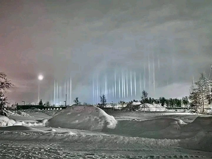 Light pillar phenomenon in Fairbanks, Alaska. 📷Credit: Arkadia Dickens