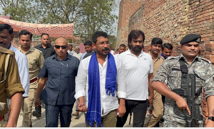 jabbarakhan's tweet image. चुनाव के बीच मोदी सरकार का भीम आर्मी चीफ पर प्यार।
चंद्रशेखकर आजाद को मोदी सरकार ने दी Y+ सिक्योरिटी
अब CRPF के घेरे में होंगे चंद्रशेखर आजाद 

#Modisarkar #ChandrashekharAzad 
#YPlusSecurity #CRPF #Trending 
#LokSabhaElection2024