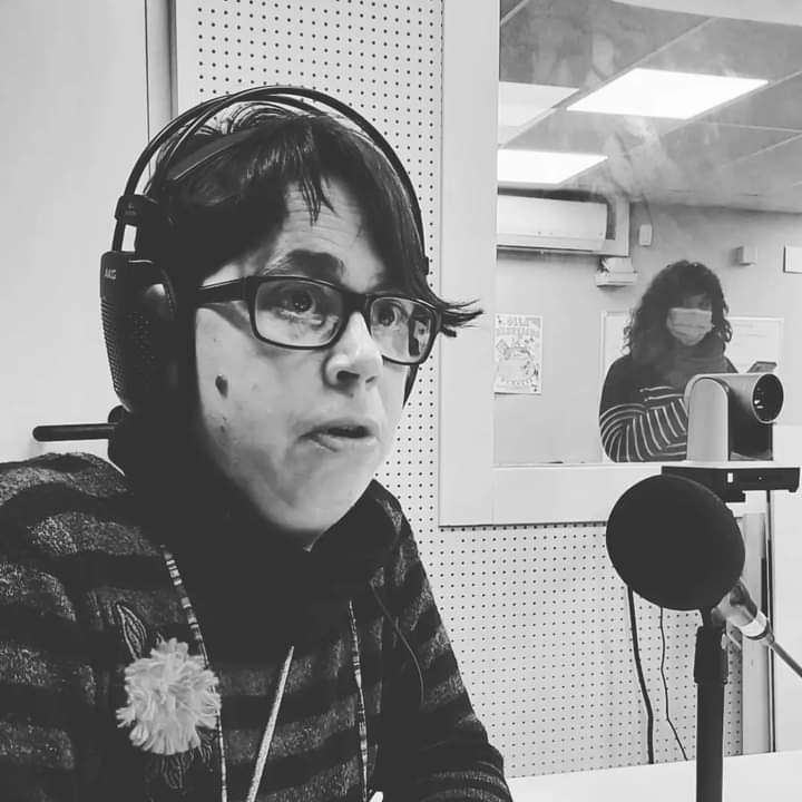 Hace 2 años de esta foto. 👇 colaborando en el podcast de mis amigos de .<a href="/CultiusCultural/">Cultius Culturals</a> , hablando de lo que más me gusta en el mundo, la música, y en un medio que adoro , la 📻 radio.
Y lo echo de menos