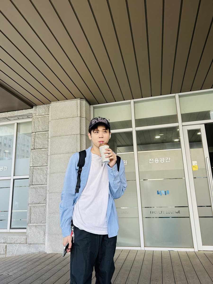 [🐼] HAPPY BIRTHDAY!!!!!!! Thank you for always trying your best for us. don’t be mad that I forgot your birthday cause I actually even forgot that it was already 2024 for 20 seconds last week ㅋㅋㅋㅋㅋ have fun love u hehe

#HORI7ON #호라이즌 #REYSTER #레이스터