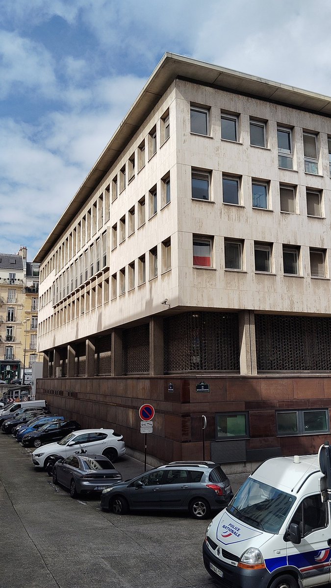 CBreteuil's tweet photo. [Paris Moche]

Marre de la dictature du beau.

Le fil des bâtiments les plus moches de Paris.

1- le commissariat des 5e et 6e arrondissements

Pavé du plus pur style stalinien posé au pied de la montagne Ste Geneviève.

L'ajout de l'infâme parking est en bonus. 😵‍💫 https://t.co/nDM6atMD7g