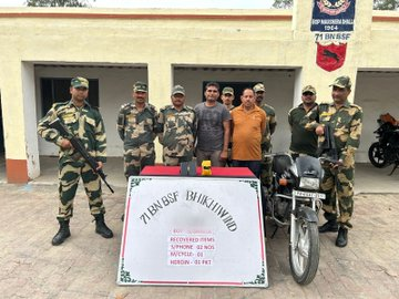 BSF's Punjab Sector soldiers have seized 11 kg of drugs and 3 drones. Salute to their bravery and courage. 
Jai Hind 🇮🇳🙏 
#AlertBSF 
#BSFDroneSlayers 
#BSFAgainstDrugs 
#TeJran