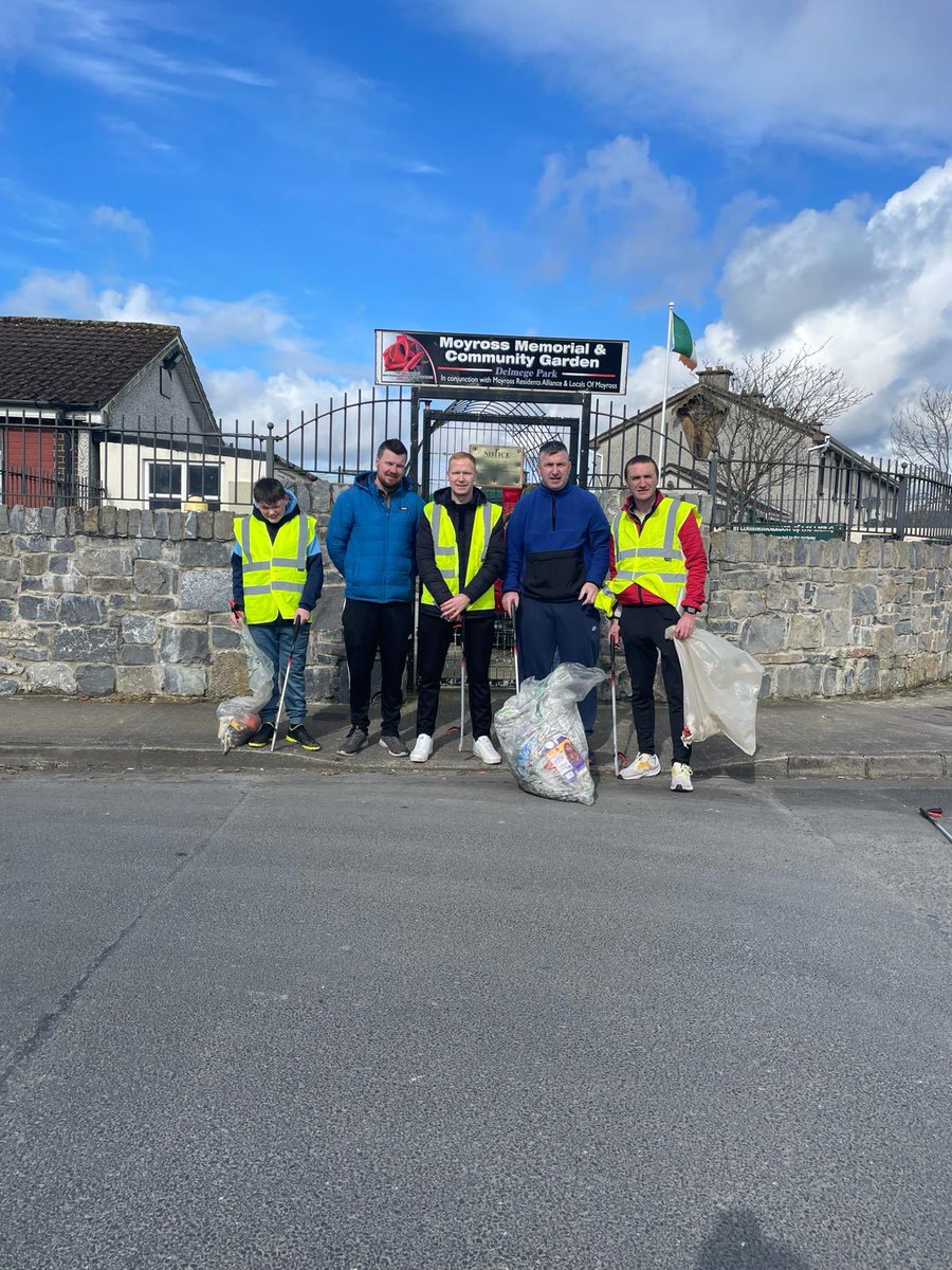 Great unity and dedication in Moyross for Team Limerick Clean Up! Every hand making a difference, every heart building a stronger community. 💪🏼♻️ #CommunityPride #TeamEffort #Moyross #TLC9 @TLC_Limerick