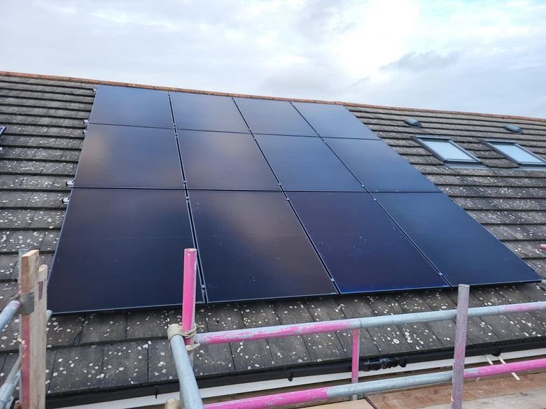 Meet our installation team, working hard to complete solar and battery installs for our customers all over the UK. These photos are from a recent 12-panel install in London, including a GivEnergy 5kW inverter and 5.2kW battery📍 Shout out to the team for all their hard work ⚡