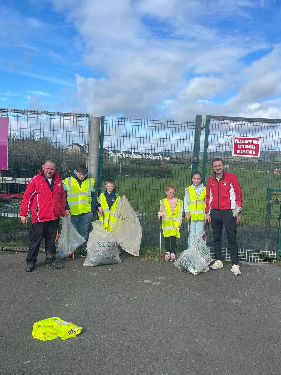 🧼🧽 A beautiful morning to get involved in the fantastic community initiative @TLC_Limerick! Everyone’s enthusiasm and teamwork are making a real difference, showing what's possible when a community comes together! 👏🌍 #TeamEffort #Moyross #TLC9