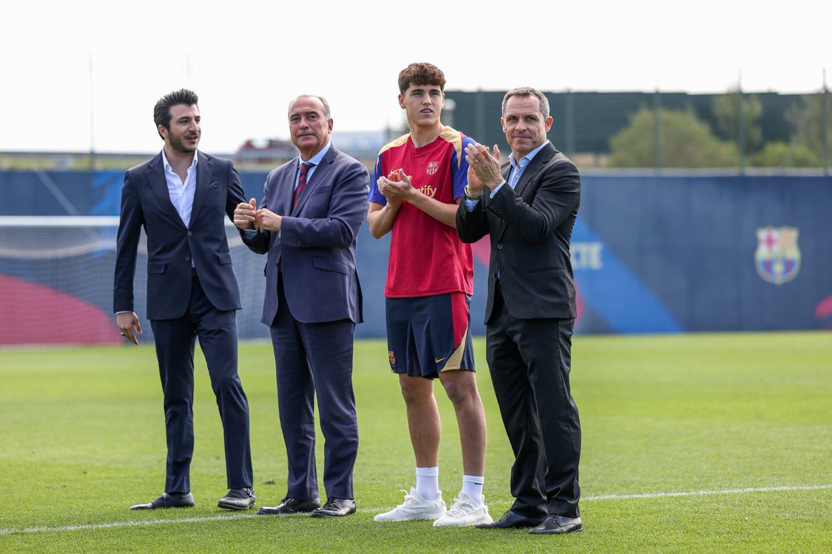 🔥 Barselona'da düzenlenen #BarçaAcademyWorldCup turnuvasını ikincilikle tamamlayan temsilcimiz Barça Academy İstanbul U16 takımına kupası A takım oyuncumuz Pau Cubarsi tarafından takdim edildi. 🇹🇷