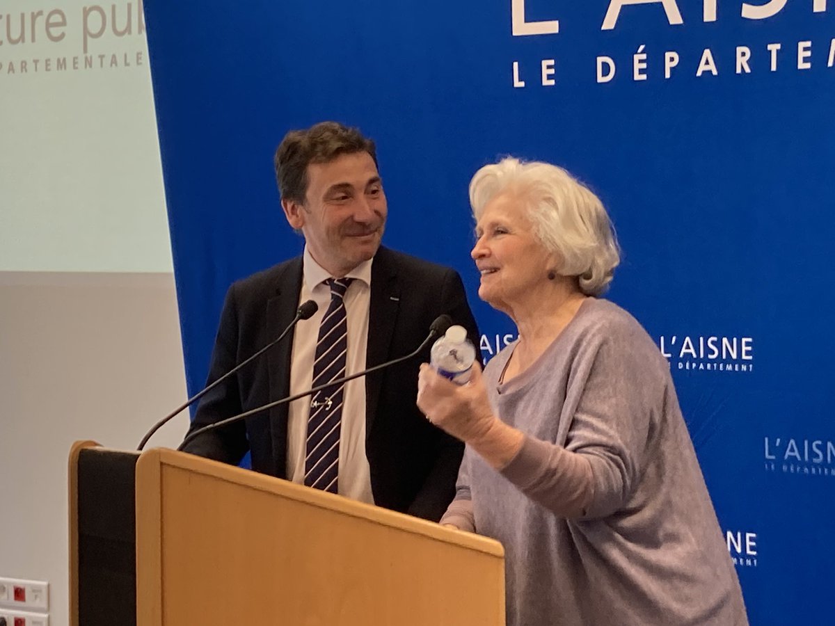 Signature du contrat départemental lecture par Nicolas Ribeiro, vice président du CD Aisne en présence de Marie Christine Barrault, les communautés de communes s’engagent en faveur de la lecture, grande cause nationale et défi @DSDEN_Aisne @AcAmiens