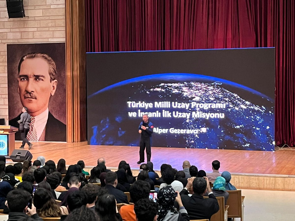 Türkiye Cumhuriyeti Sanayi ve Teknoloji Bakanımız Sn. Mehmet Fatih Kacır ile Türkiye'nin İlk Astronotu Alper Gezeravcı İstanbul Üniversitesi öğrencileriyle buluştu. @TCSanayi