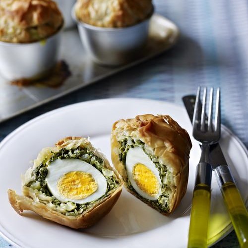 Our #RecipeOfTheDay is based on the traditional Greek Easter pie & filled with leafy greens to celebrate spring's arrival. As a twist @NicolaGraimes bakes an egg in the centre of each pie. What Easter baking are you planning this weekend? @Rob_C_Allen @thebakingnanna1…