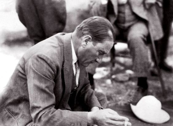 Gazi Mustafa Kemal'in sıkça paylaşılan "Bunalıyorum çocuk, büyük bir ıstırap içinde bunalıyorum!" sözünü kaynağından yani Hasan Rıza Soyak'ın hatıratından okuyalım.

"(Atatürk) 1930 yılı baharında yaptığı bir yurt gezisinde İzmir'den, Antalya'ya gitmek üzere trenle ayrılmış,
