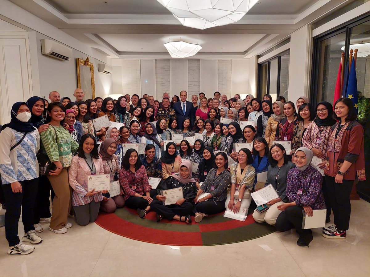 Pada 28 Maret 2024, acara penyerahan ijazah oleh Duta Besar @FabienPenone dan @CanEmbIndonesia kepada 59 polisi wanita @DivHumas_Polri 🇮🇩 seusai pelatihan 🇫🇷 🇨🇦 sebelum bertugas ke Republik Afrika Tengah @UN_CAR 🇺🇳. Selamat kepada semua peserta! #WomenPeaceSecurity