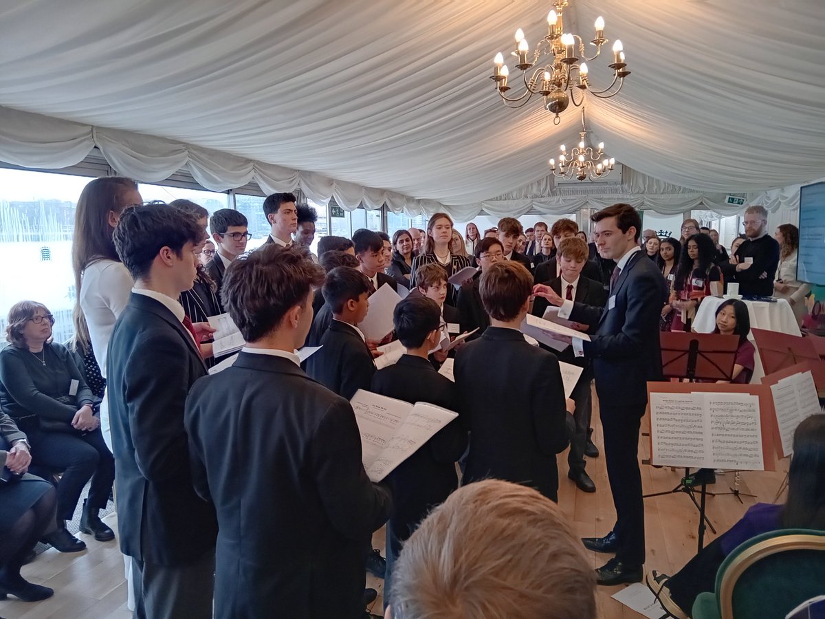 An absolute privilege to speak at the launch of @ChildrensComm Big Ambition report. The youth ambassadors were inspirational + we had brilliant performances from National Children's Orchestra and @LondonOratory. Children need to be heard. They have amazing ideas & aspirations! /1