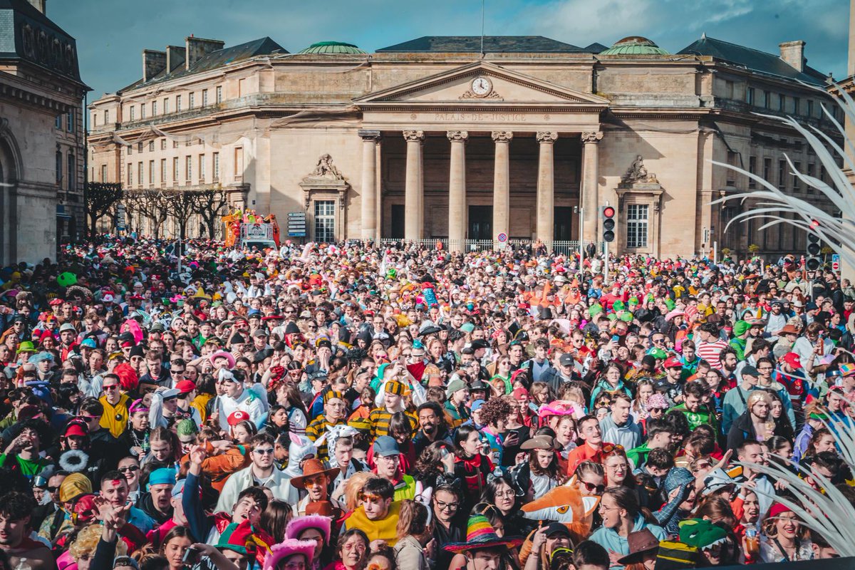 Le @CarnavalCaen en quelques chiffres : 1️⃣2️⃣tonnes de déchets ramassés, 3️⃣0️⃣0️⃣ blocs béton déplacés, 2️⃣0️⃣4️⃣ personnes prises en charge par le dispositif de santé-secours, 6️⃣0️⃣ téléphones portables aux objets trouvés...pour 3️⃣1️⃣0️⃣0️⃣0️⃣ carnavaliers ! 📷: Grégoire Lecolley