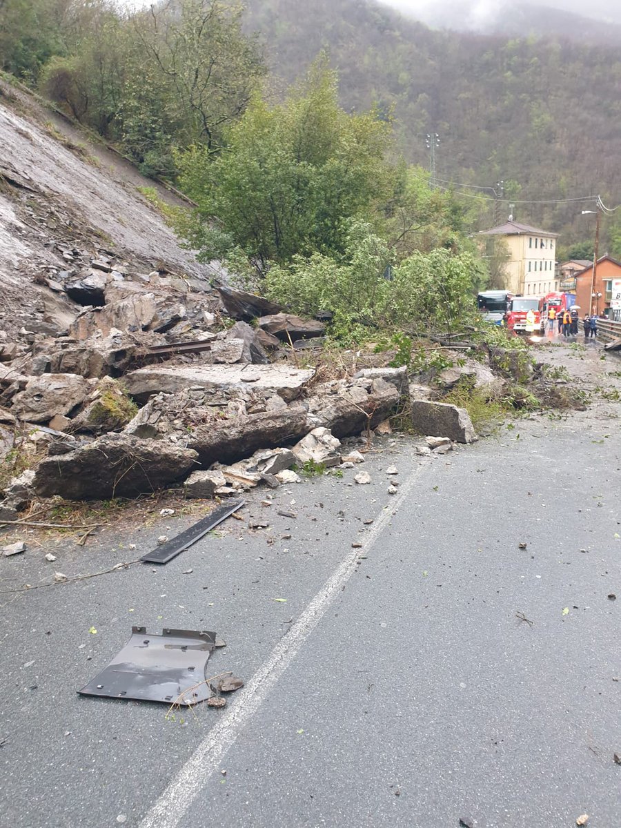 clientiANAS's tweet photo. ⚠️Interventi #Anas in #Liguria⚠️
➡️#SS1 #Aurelia km 590,400 a Noli (SV) caduta detriti causa #maltempo.
➡️#SS45 "di Val Trebbia" lavori in sinergia con @vigilidelfuoco in provincia di Genova a Bargagli per frana (km 14). https://t.co/ij476WicM5