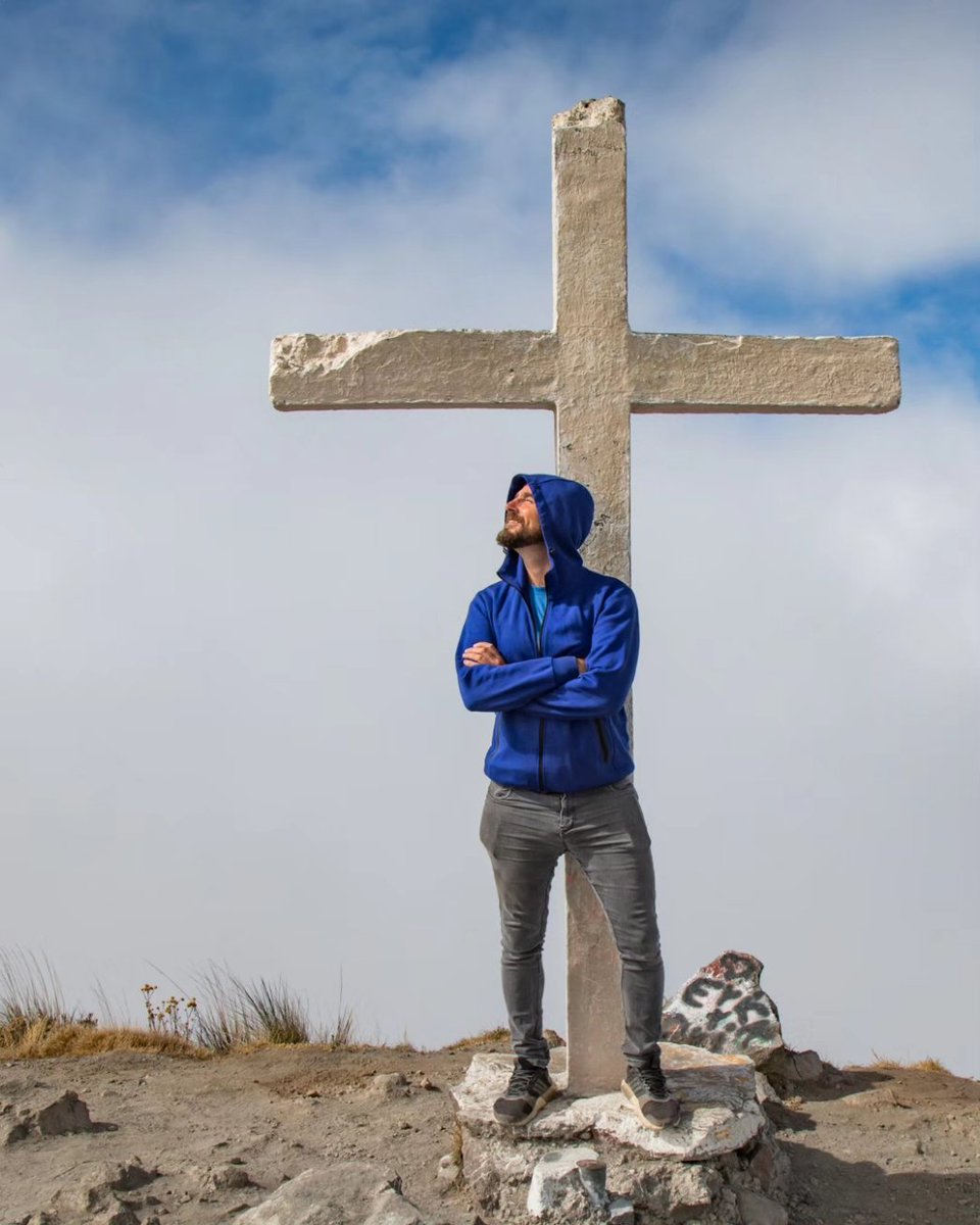 Viernes Santo. Esta cruz está en la cima del Volcán Barú, el punto mas alto de Panamá a 3475 m sobre el nivel del mar. 
Ver el sol asomarse entre las nubes es un espectáculo único. (Yo fuí hace algunos años, en 4x4, dormí en la cima y bajé al dia siguiente)
#panama_por_agusgon