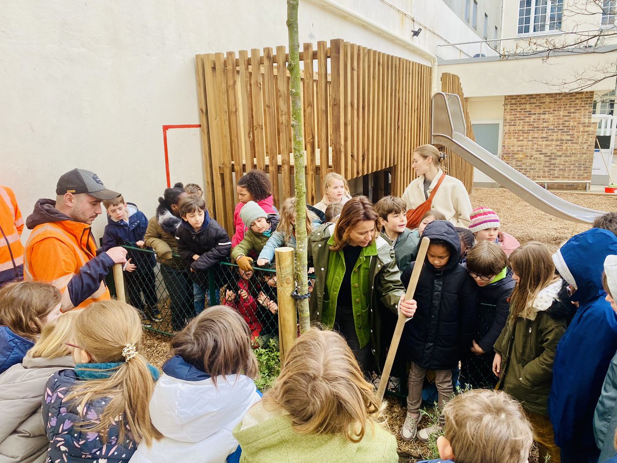 Un nouvel arbre 🌳 pour la cour de l’école polyvalente rue Chaptal dans le cadre de la végétalisation de la cour et son réaménagement: beaucoup de joie pour les enfants de voir cet arbre planté avec eux.