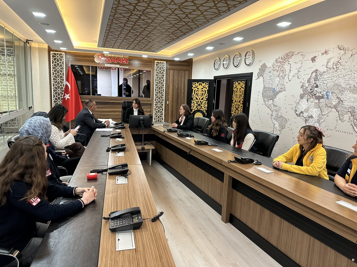 📍Afyonkarahisar 60 kadın çalışanı olan 112 acil çağrı merkezini ziyaret eden Süreyya Erkan ilk müdahalenin başladığı noktada yaptıkları görevin önemini vurgulayarak, vaka bazında koordinasyon süreci ile ilgili bilgi aldı.