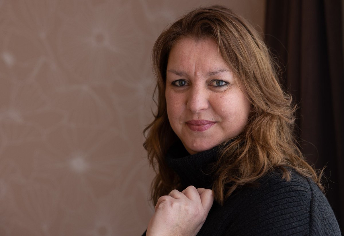 Blaast de Bazuin (@blaastdebazuin) on Twitter photo ➡️ Diana de Groot presenteert Spavo Spring Concert 🎙
<a href="/DianadeGroot/">Diana de Groot</a> is bij een breed publiek geen onbekende. Als presentator van Omrop Fryslân TV is ze een vertrouwd gezicht. Daarnaast presenteert ze regelmatig brassbandconcerten #watleuk ➡️ Diana de Groot presenteert Spavo Spring Concert 🎙
<a href="/DianadeGroot/">Diana de Groot</a> is bij een breed publiek geen onbekende. Als presentator van Omrop Fryslân TV is ze een vertrouwd gezicht. Daarnaast presenteert ze regelmatig brassbandconcerten #watleuk