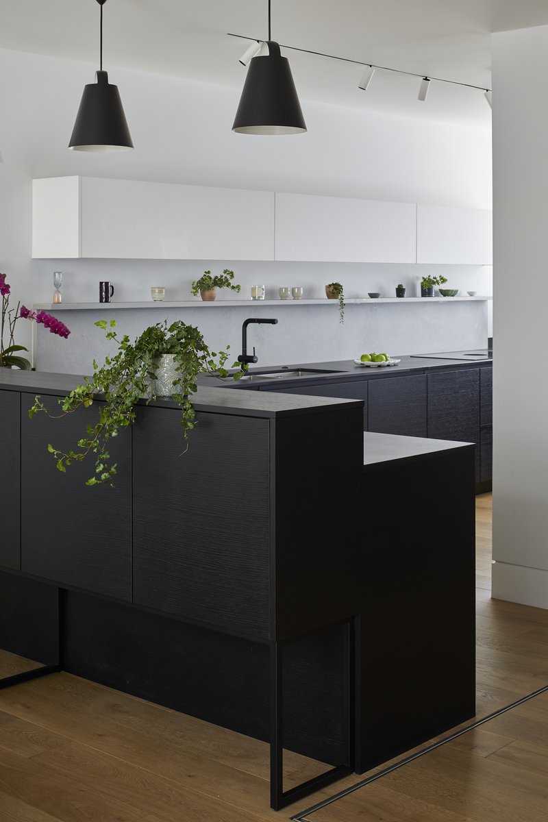 The owners of this house wanted their kitchen to blend seamlessly into the open-plan living room. For this reason, a metal-legged peninsula that floats above the kitchen was designed, hiding the workspace from view! #luxuryhome #kitchens #elegantkitchen l8r.it/6AqY