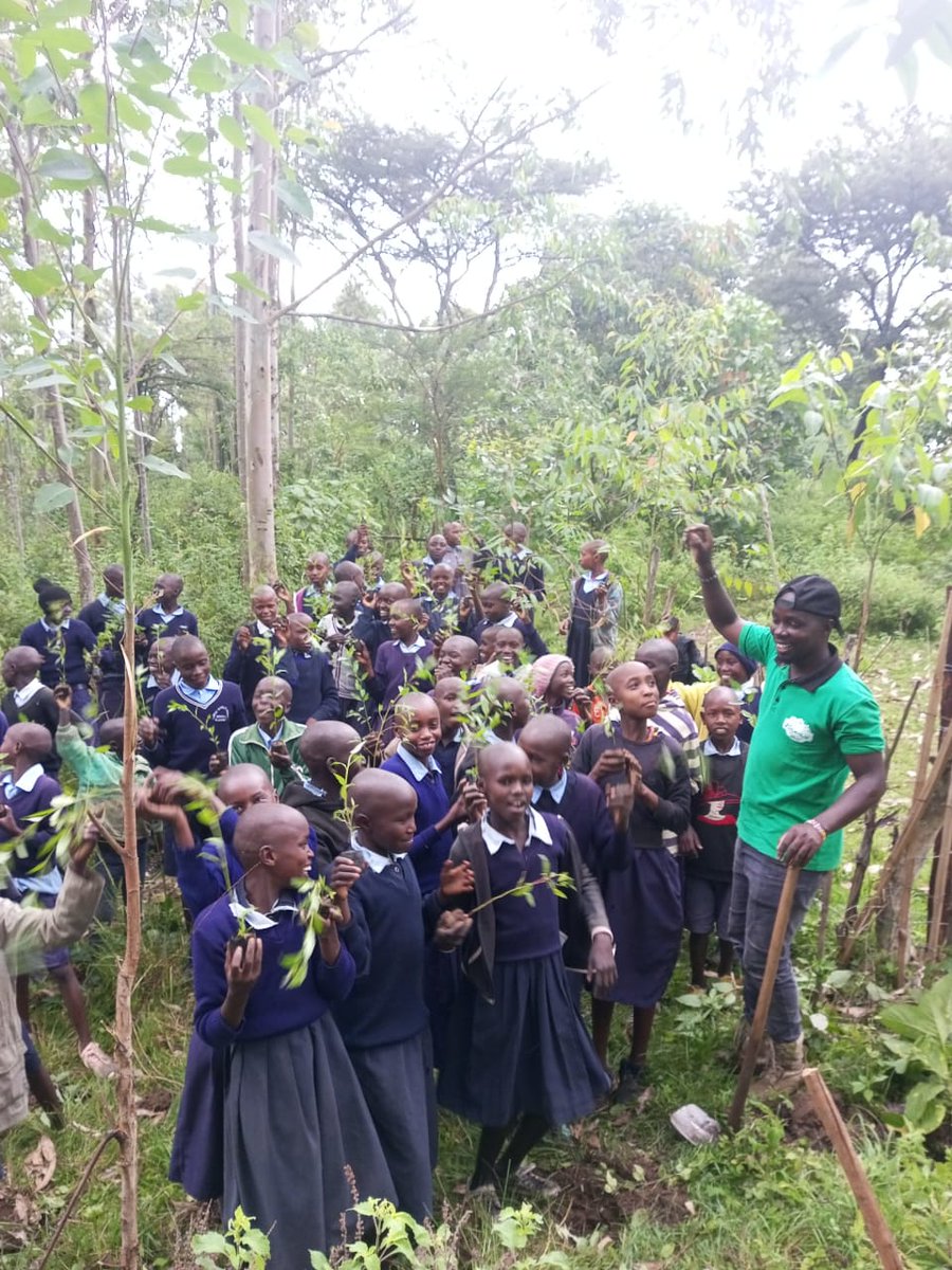 ladaniela308's tweet photo. Climate change is now one of the greatest drivers of poverty and hunger with 45 million people worldwide at extreme risk of famine. This includes almost 21 million children. As @yfga_kenya we decided to de-escalate this effect by growing more trees. https://t.co/TQFmxyDAod