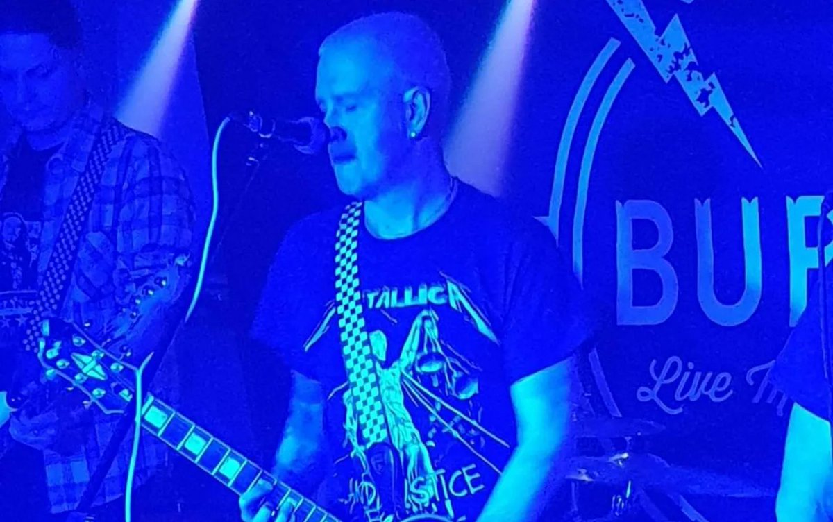 LoGOz_UK's tweet photo. Great @LoGOz_UK gig last night #Bubbles with groove meisters H.E.D who smashed it! Cheers everyone who came down! Massive thanks to Ben and Neil Brannigan for nailing the sound! Onto #PUNKNIGHT at #HEDWORTHHALL  #SouthShields  tonight 7pm 🙏🤘🎸🎸🎸🥁🖤

@PeeshNE63 @PaulLoGOz https://t.co/jQkGEm0PdL