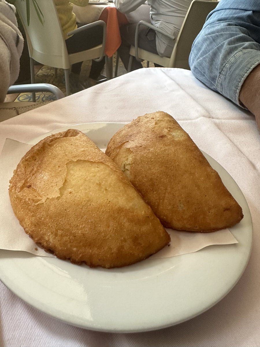 AnaMerheb's tweet image. Yo: Voy a Venezuela porque tengo que hacer un trámite. 

Mis trámites: