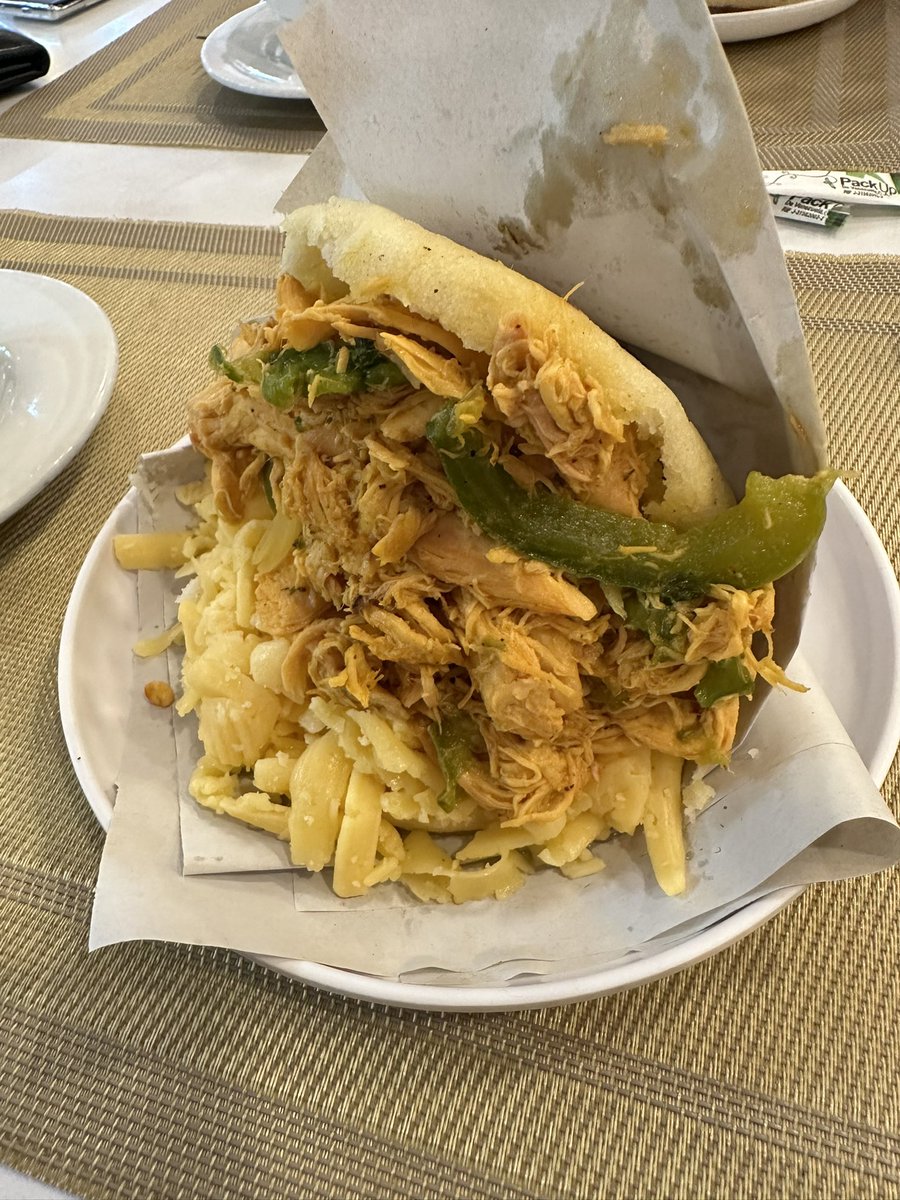 AnaMerheb's tweet image. Yo: Voy a Venezuela porque tengo que hacer un trámite. 

Mis trámites: