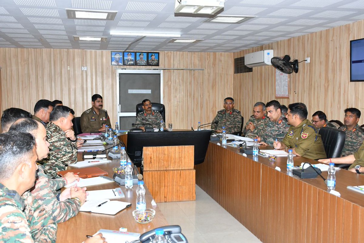 prodefencejammu's tweet photo. #Synergy

A #SecurityReviewMeeting chaired by #GOC Counter Insurgency Force(Delta) &amp; attended by representatives of agencies &amp; senior police officials of #Ramban &amp; #Kishtwar was held to review the prevailing internal security situation.

@SpokespersonMoD
@Whiteknight_IA
@diprjk https://t.co/f5nu2qkBff