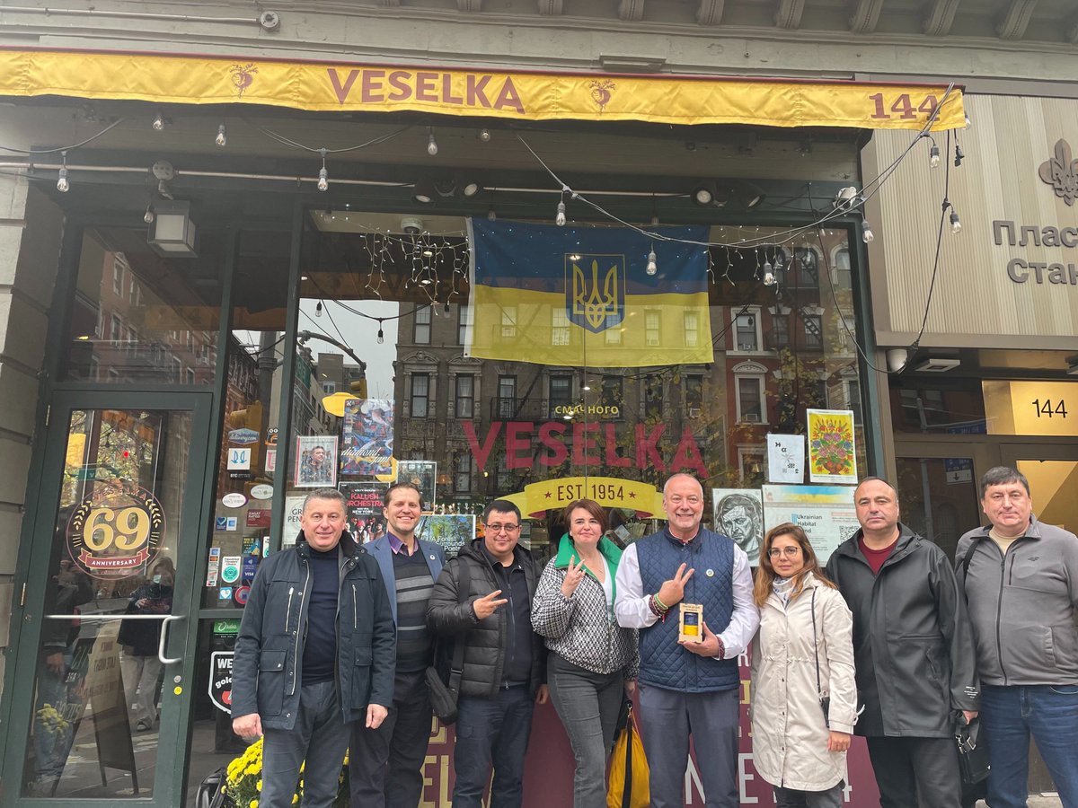 #FlashbackFriday to our 2023 #IVLP for local administrators from Ukraine 🇺🇦 ! In addition to professional meetings with American counterparts on developing regional potential, they were able to experience U.S. culture and diversity first-hand. Here they are visiting @veselkanyc,…